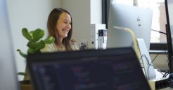 Programmiererin hinter Bildschirm bei der Digitalagentur Tojio aus Konstanz