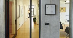 Tojio Agentur Eingang mit offener Tür